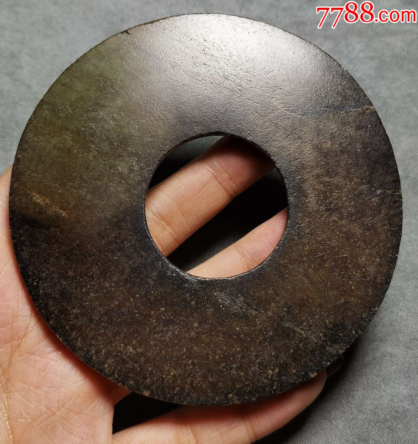 6125甘肃齐家文化厚重黑沁玉璧1273克