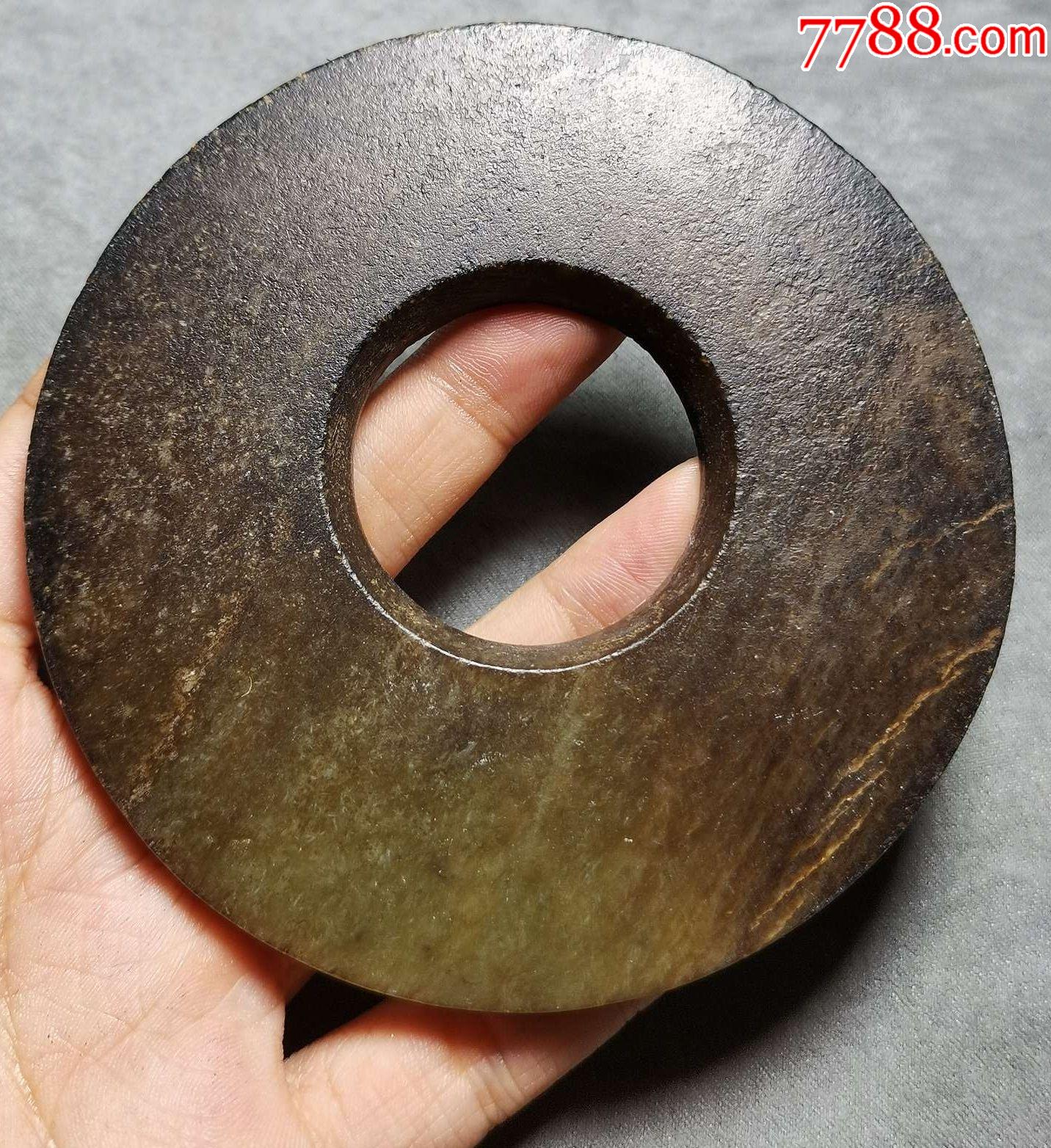 0浏览量:备注:尺寸见图,玉质看着是和田玉玉质,齐家玉器用的是当地的