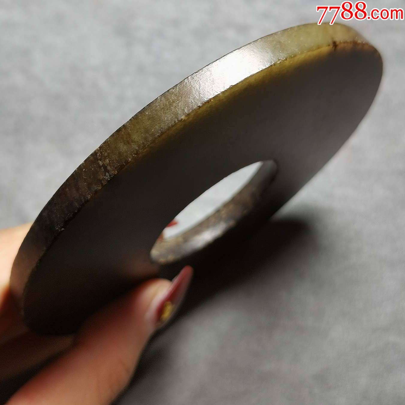 0浏览量:备注:尺寸见图,玉质看着是和田玉玉质,齐家玉器用的是当地的