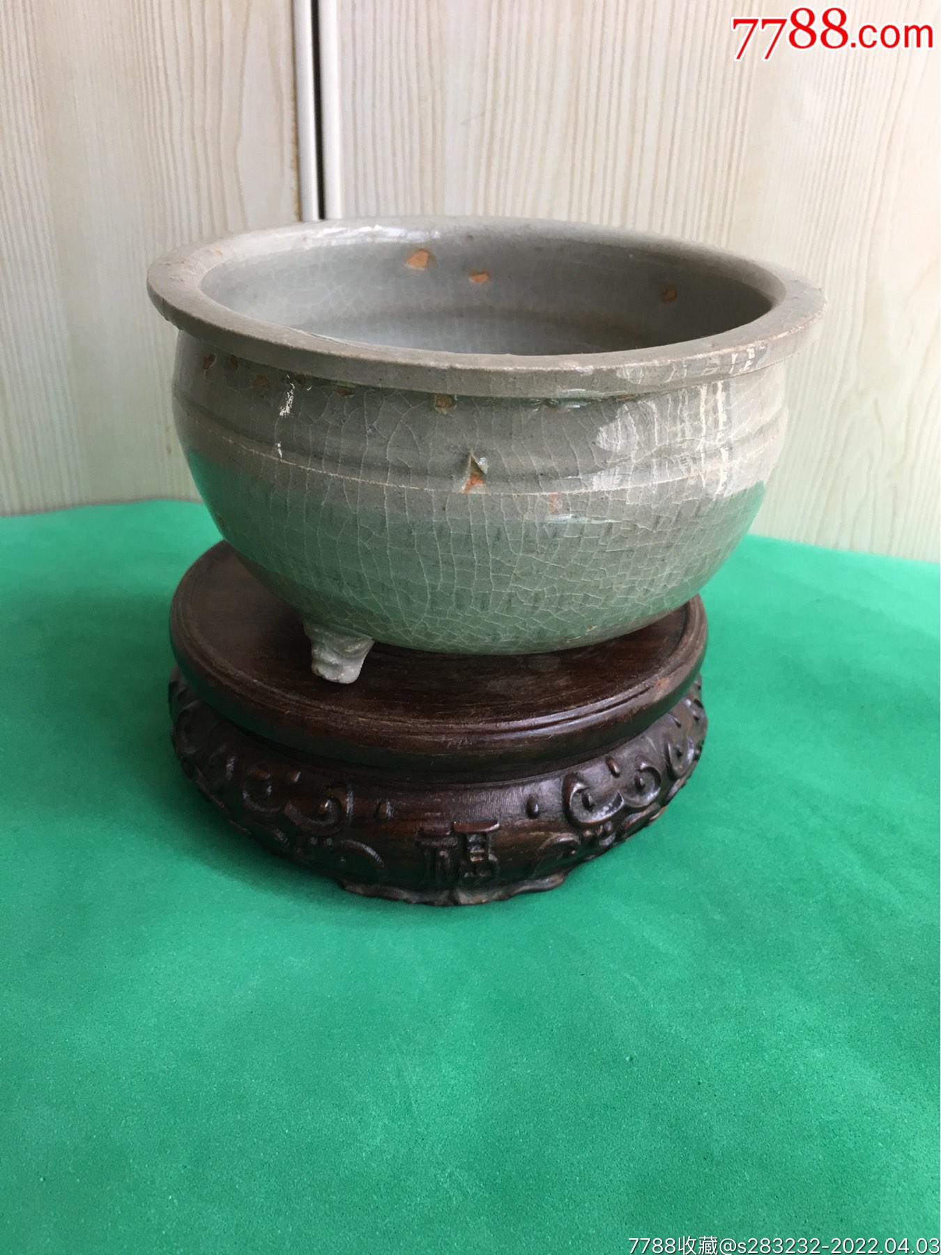 元代龙泉青瓷三足炉