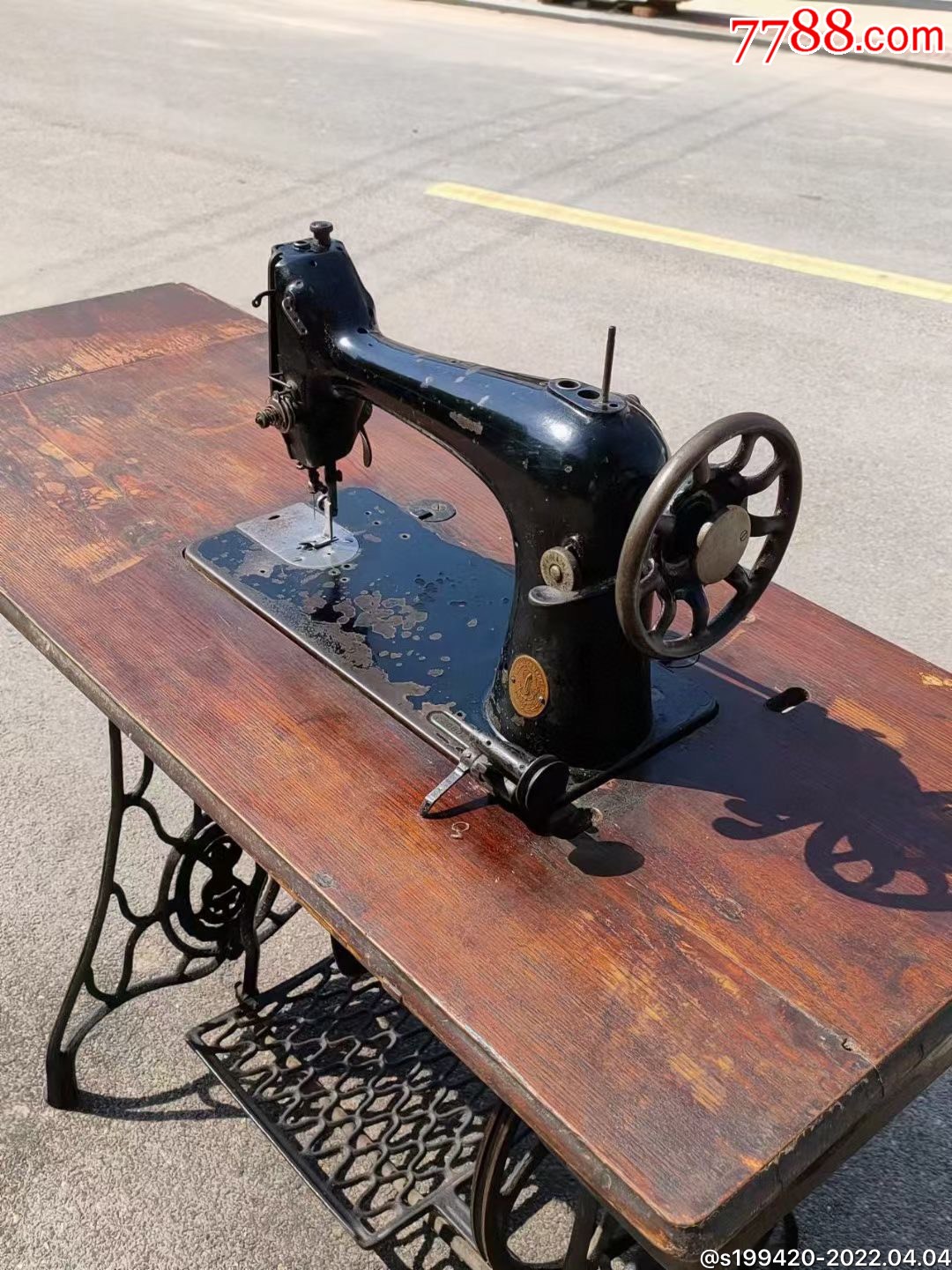民国时期美国胜家脚踏式缝纫机保存完好值得收藏