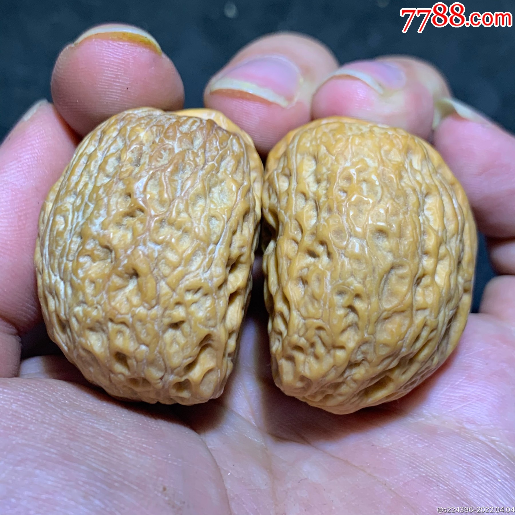 仅此一对机刷已包浆带七彩阴皮玉枕异形半壁江山铁核桃一对