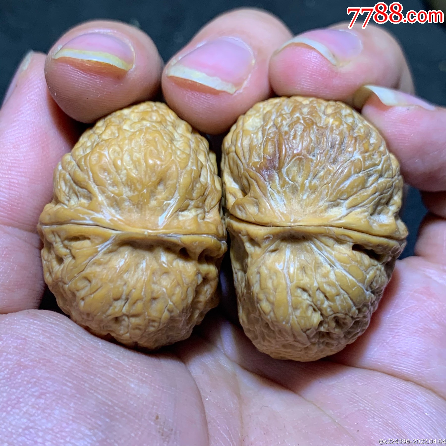 仅此一对机刷已包浆带七彩阴皮玉枕异形半壁江山铁核桃一对