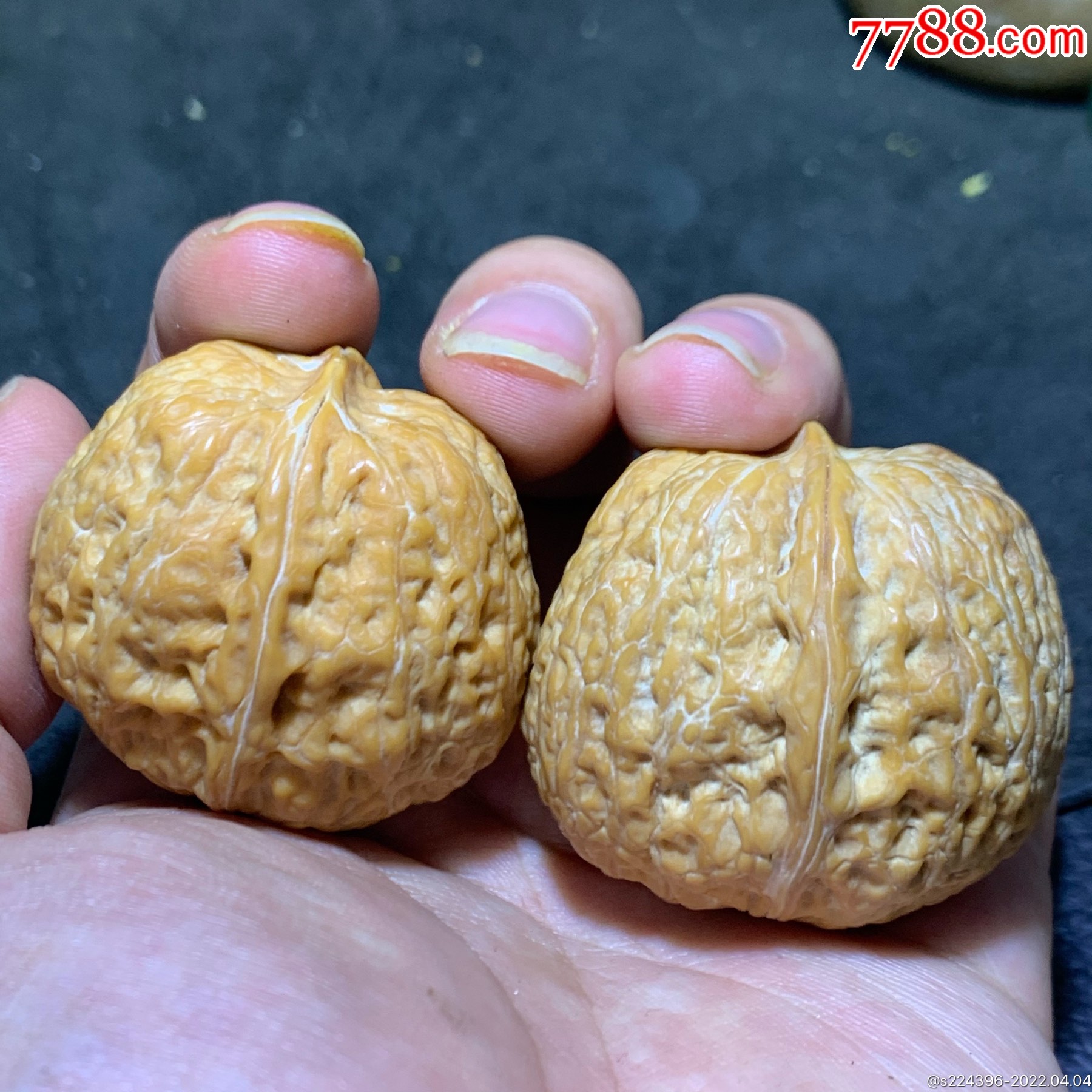 仅此一对机刷已包浆带七彩阴皮玉枕异形半壁江山铁核桃一对