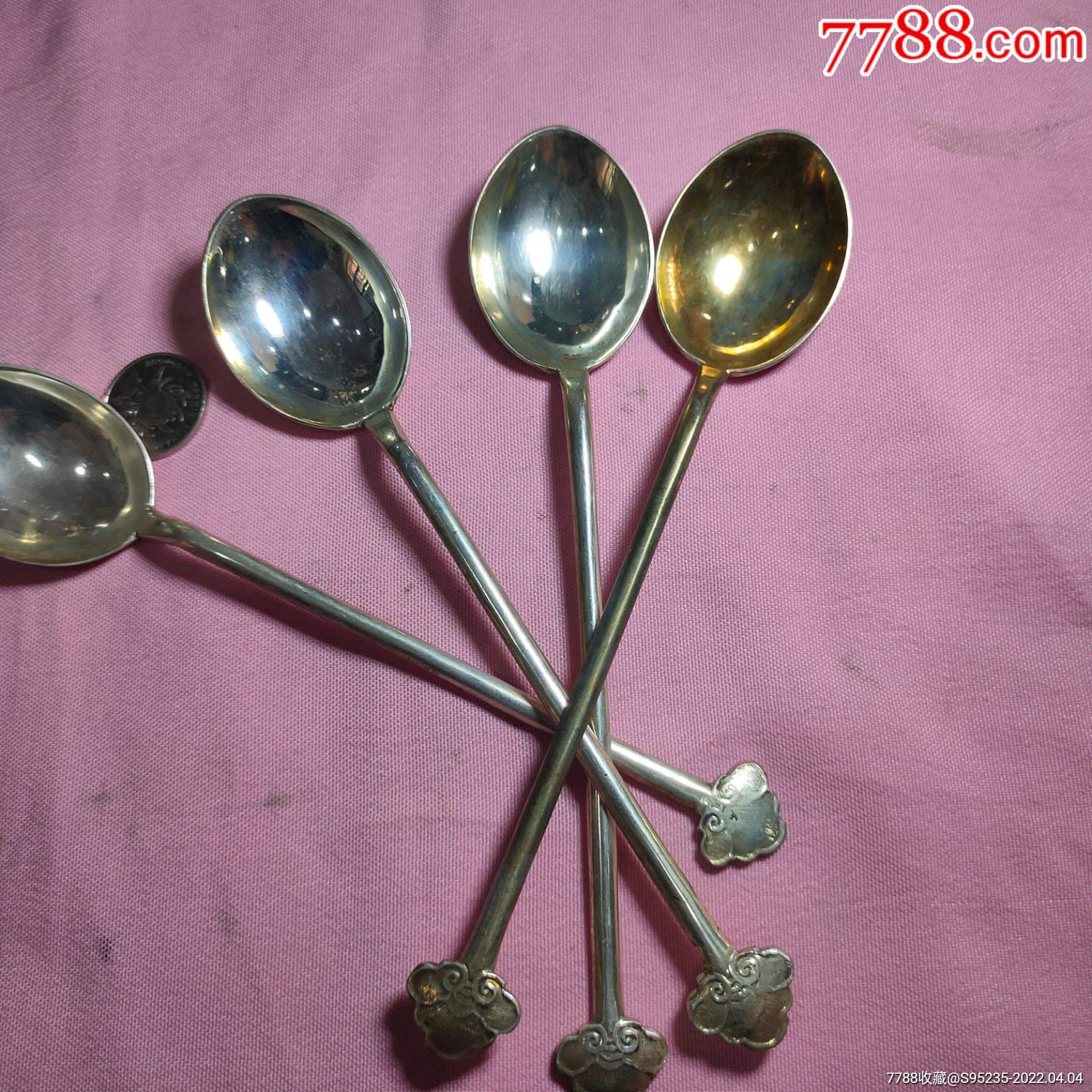 造形漂亮的闪着五彩银光的银或鎏银汤匙4个