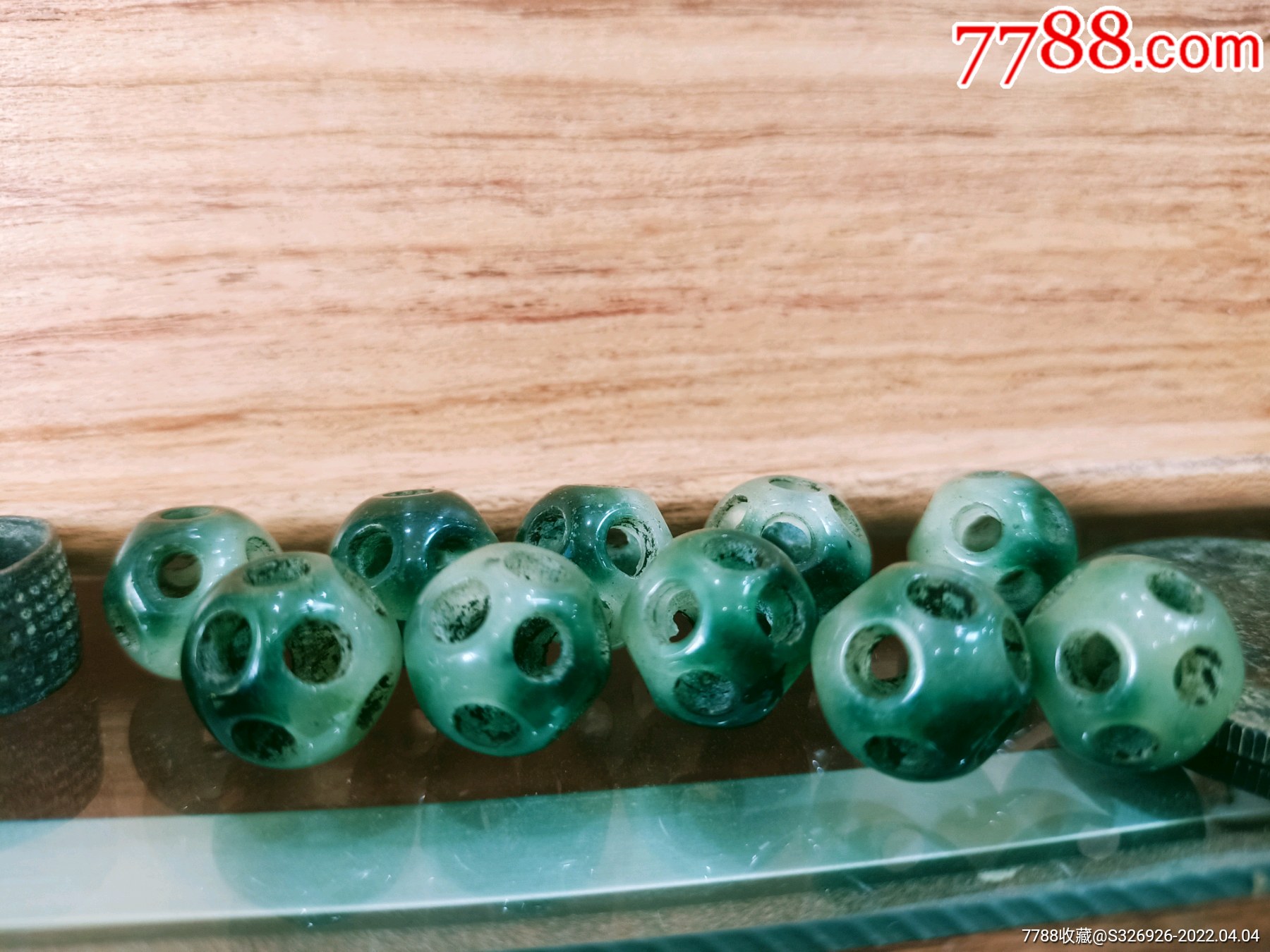 老翡翠镂空绣球珠10粒