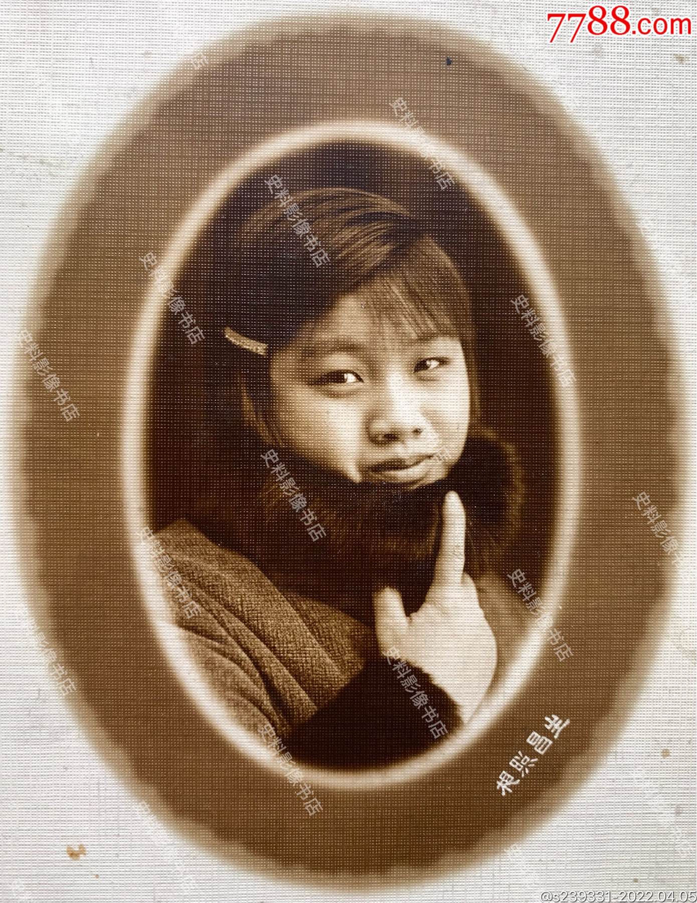 民国时期生昌照相馆拍摄貂领冬装短发女学生肖像照一张
