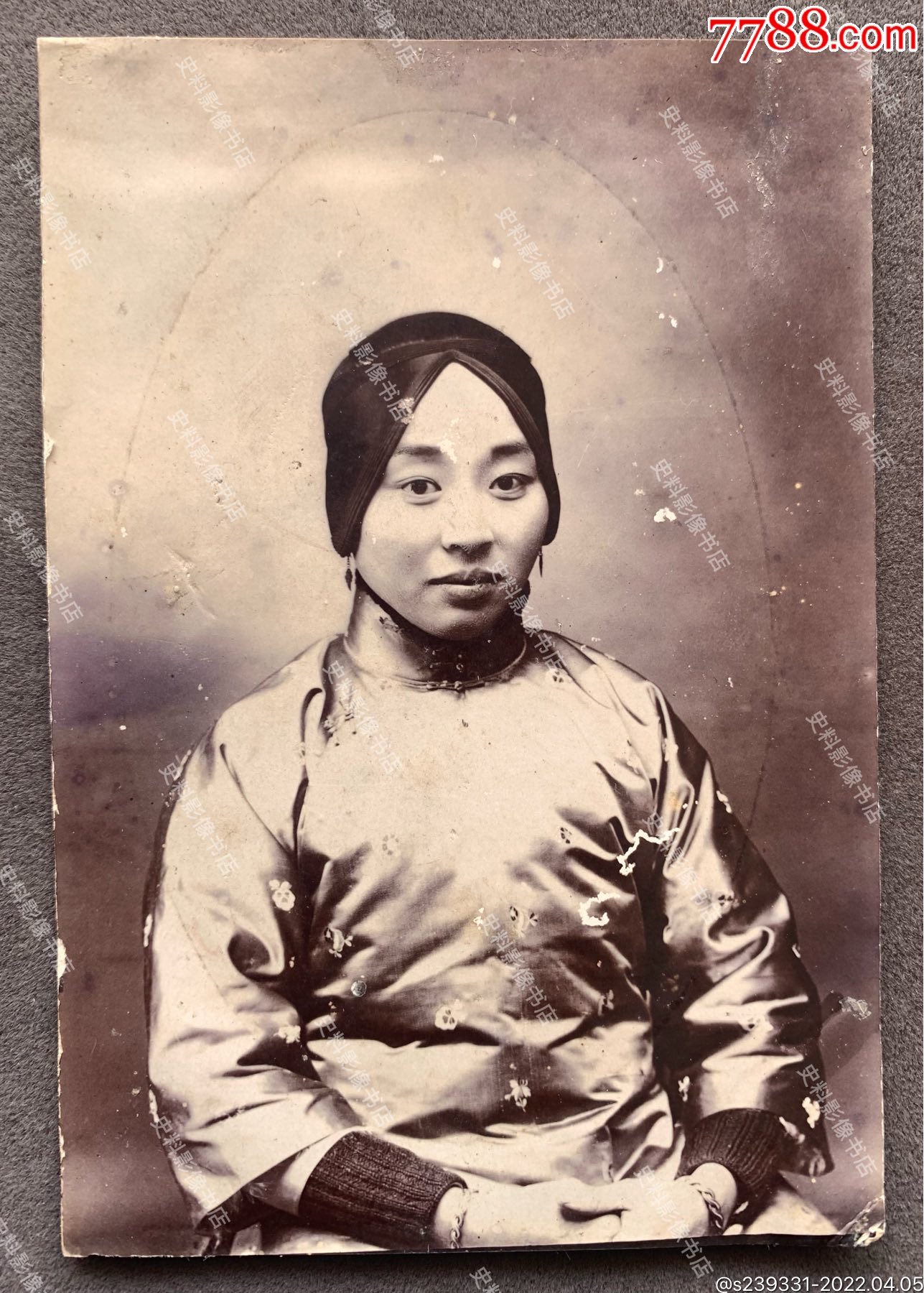 晚清时期头戴抹额的贵妇蛋白肖像照一枚近代女子服饰变迁史料
