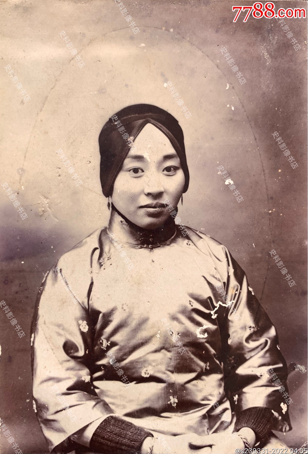 晚清时期头戴抹额的贵妇蛋白肖像照一枚近代女子服饰变迁史料