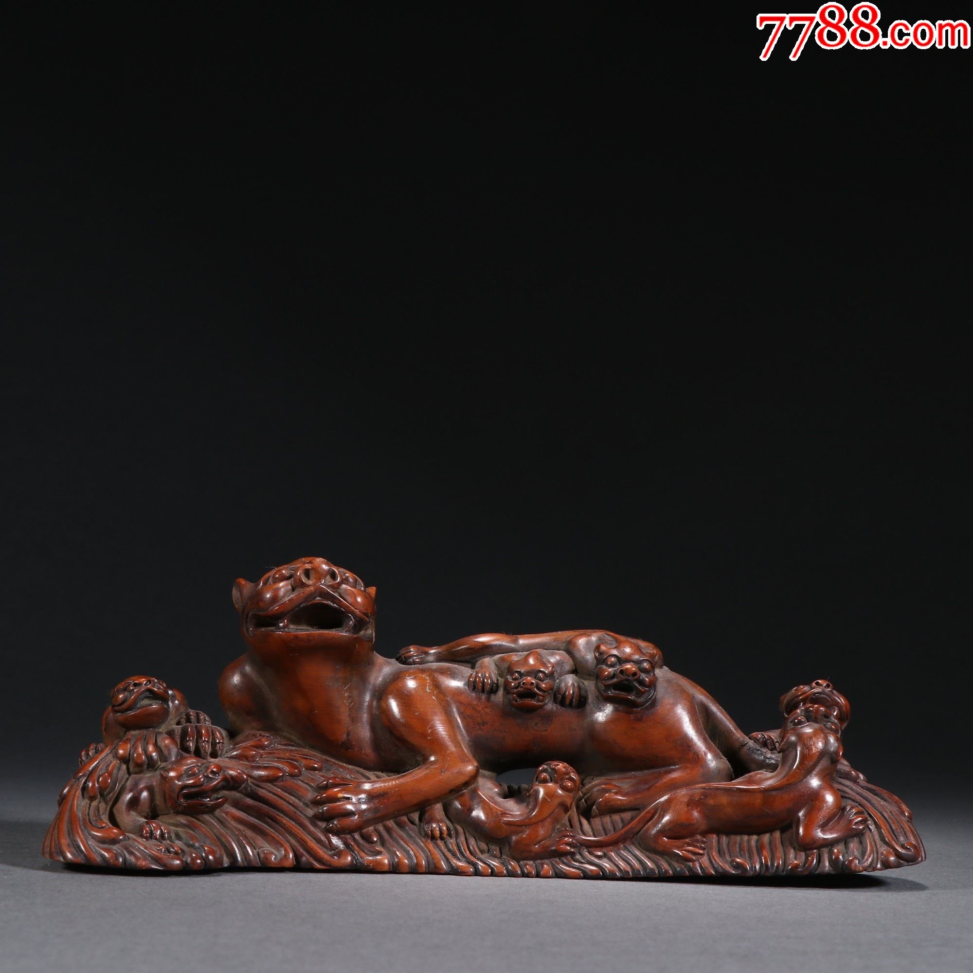 黄杨木螭虎纹摆件