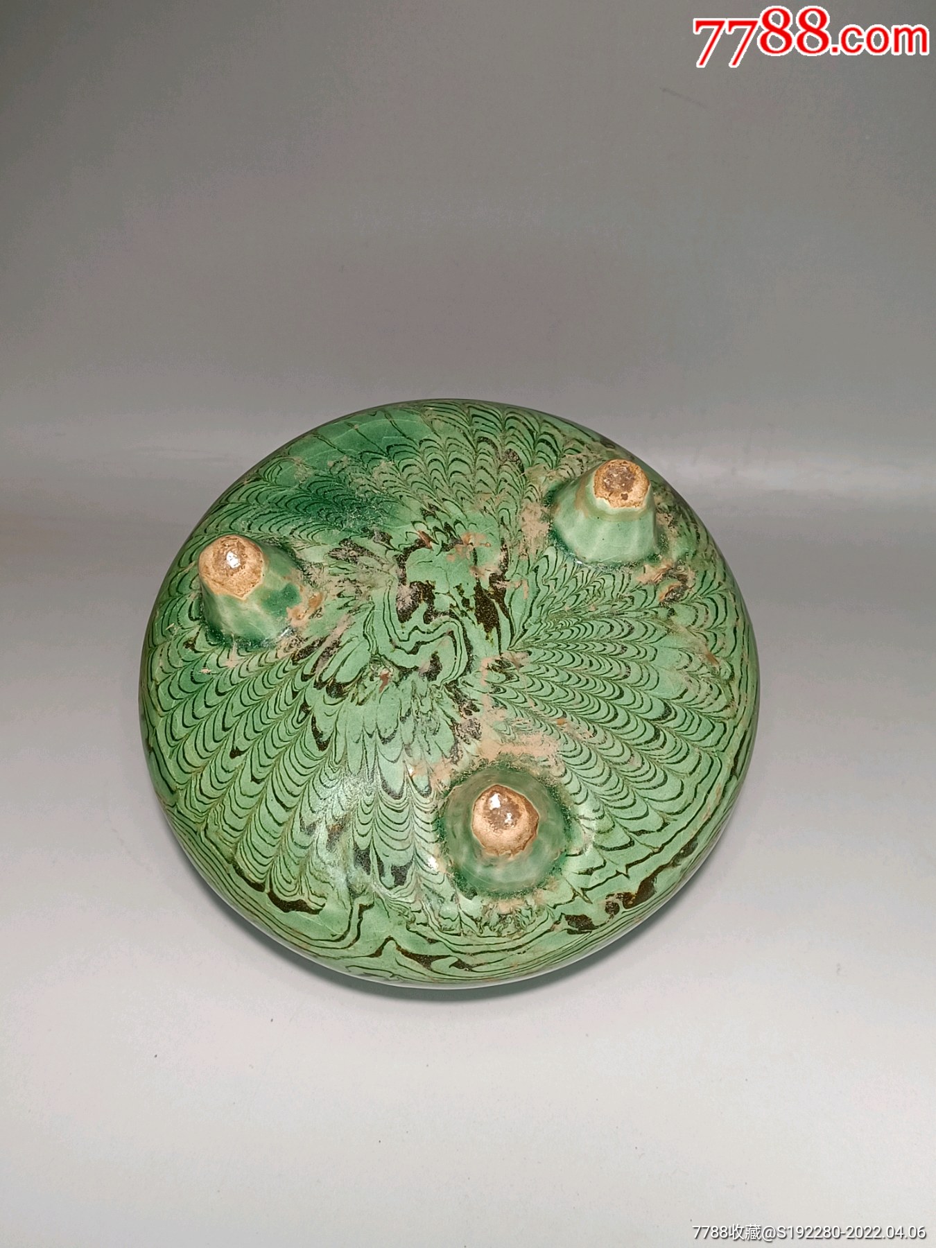 绞胎绿釉三足香炉工艺品所谓绞胎是将两种或两种以上不同颜色的瓷土揉