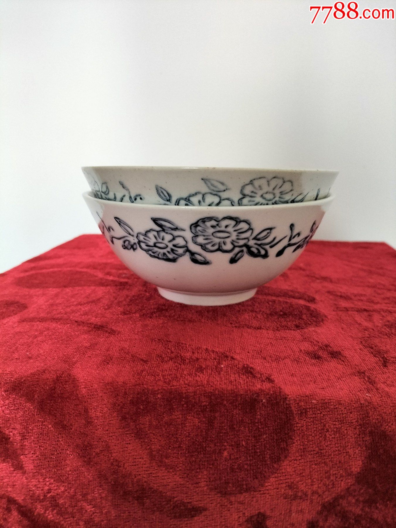 六七十年代青花瓷花卉图装饰精致碗一对卖完美品相
