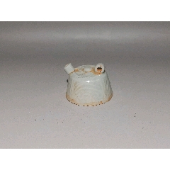 青釉砚滴（工艺品），文房用品。直径3.9cm高3cm。