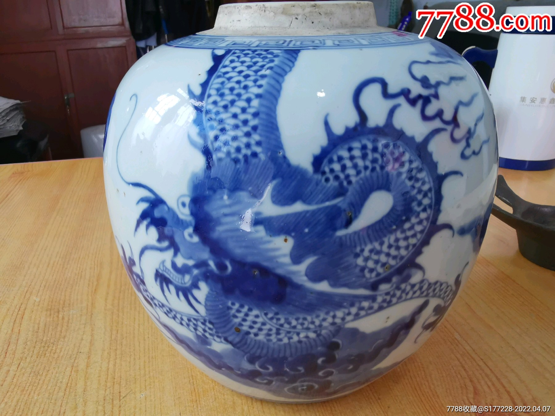 清末过墙龙青花罐胎质细腻发色纯正