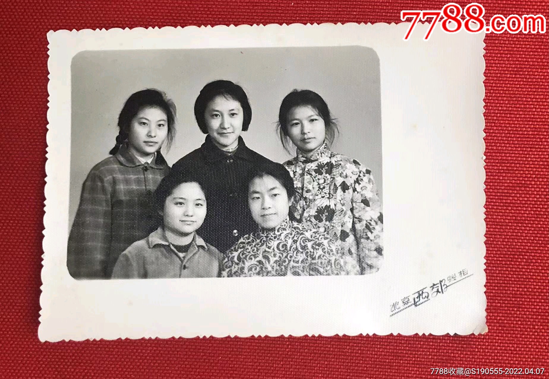 60年代五位漂亮女青年合影留念老照片