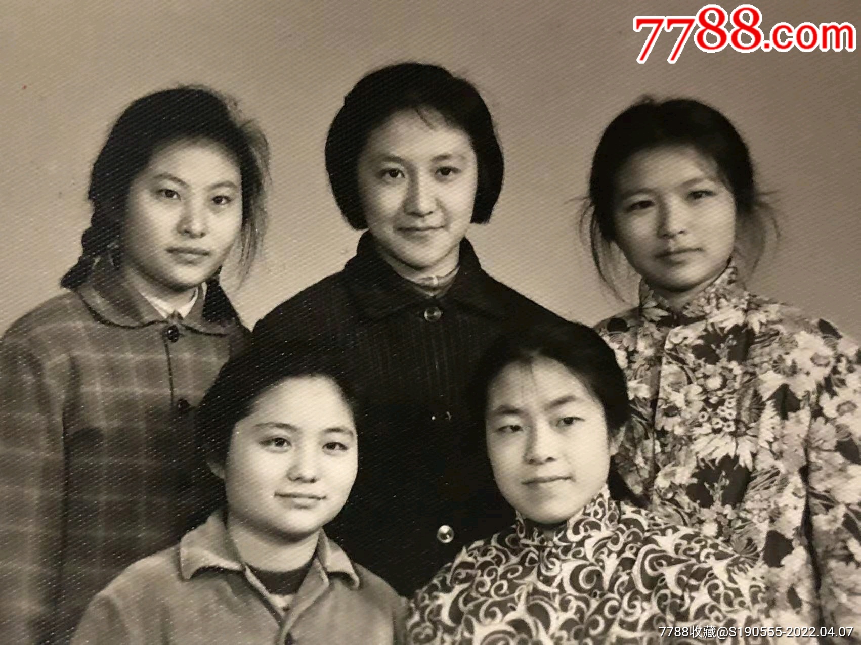 60年代五位漂亮女青年合影留念老照片