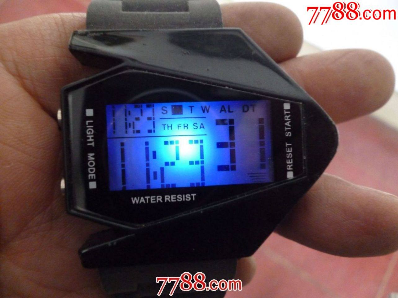 非常漂亮的异型外壳数字夜光waterresist电子表一块1