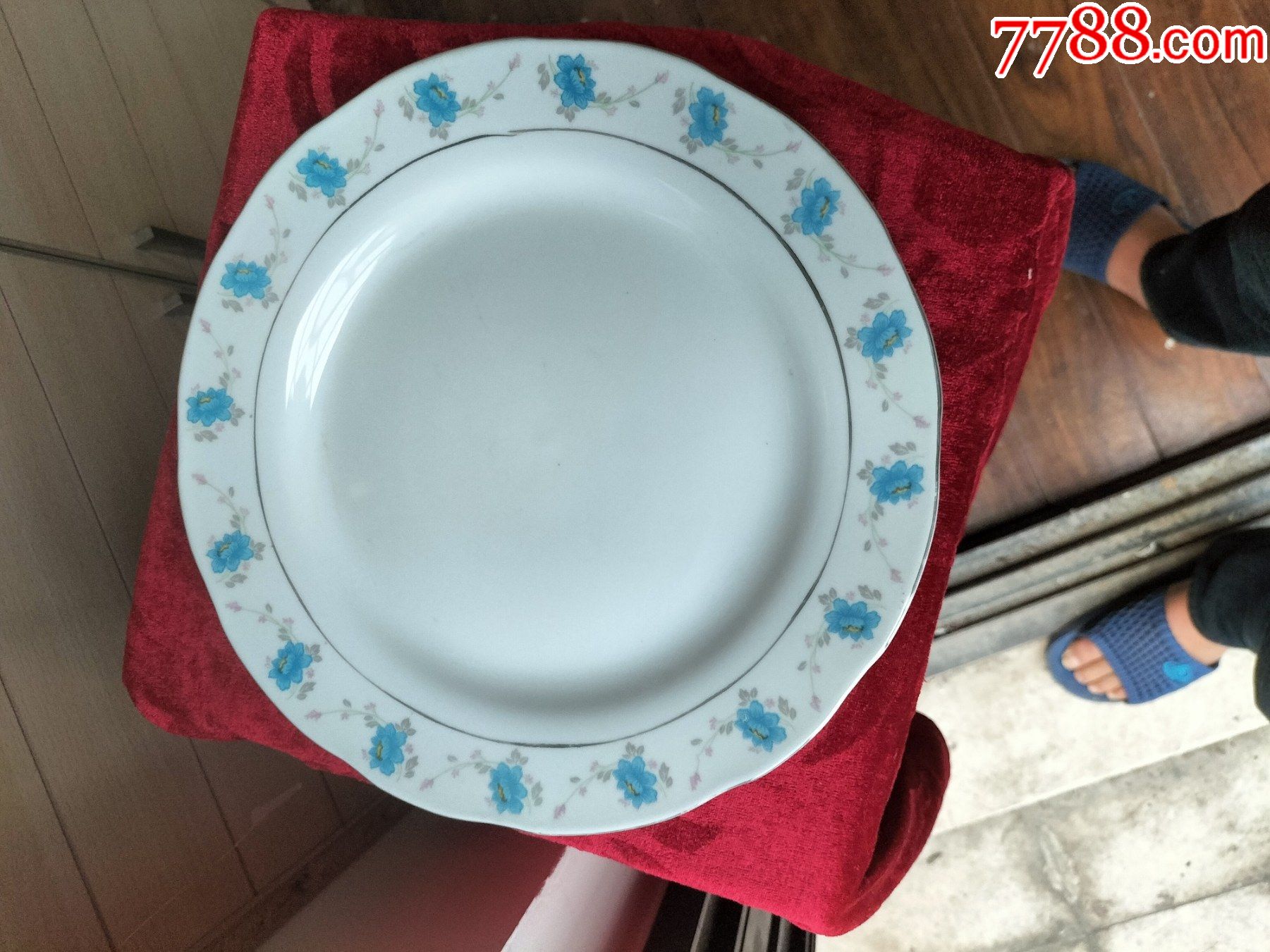 九十年代蓝字中国景德镇底款蓝碎花边沿装饰大盘以图为准