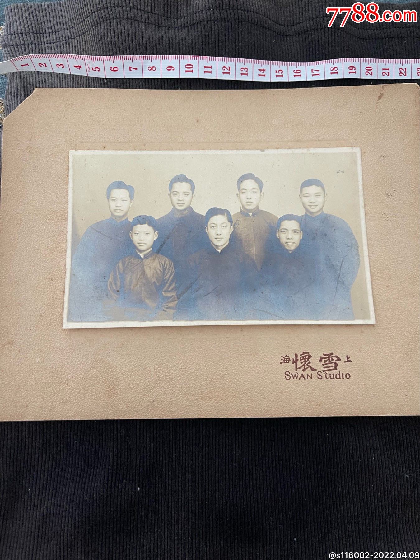 民国男青年合影带背板