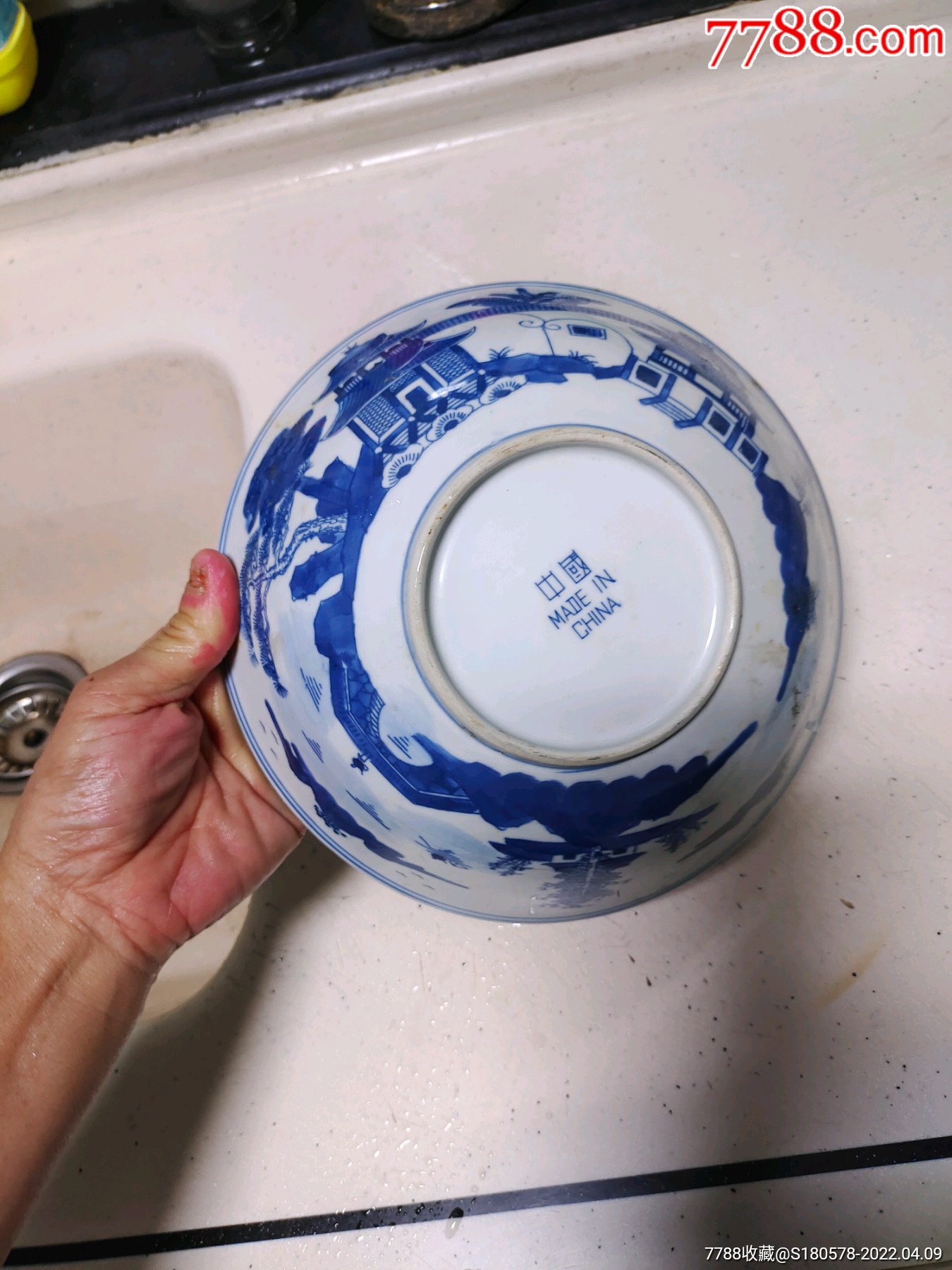 八十年代直径215厘米大中国底款分水汾水内蓝边边饰梧桐山水青花大碗