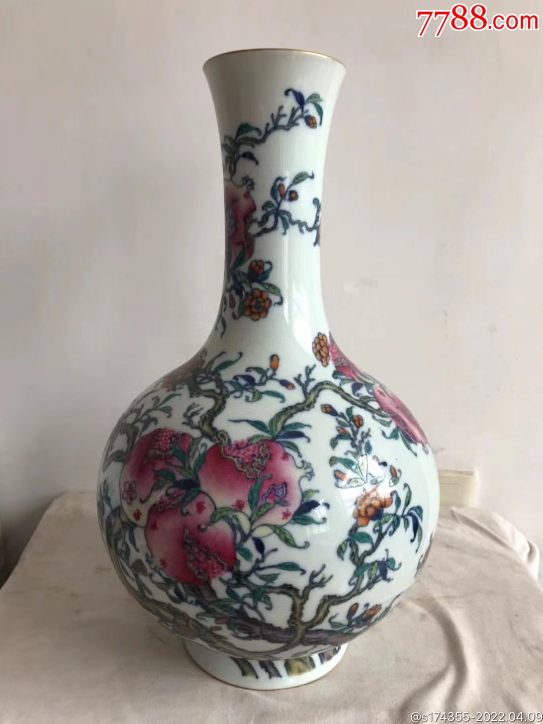 清代石榴画天球瓶