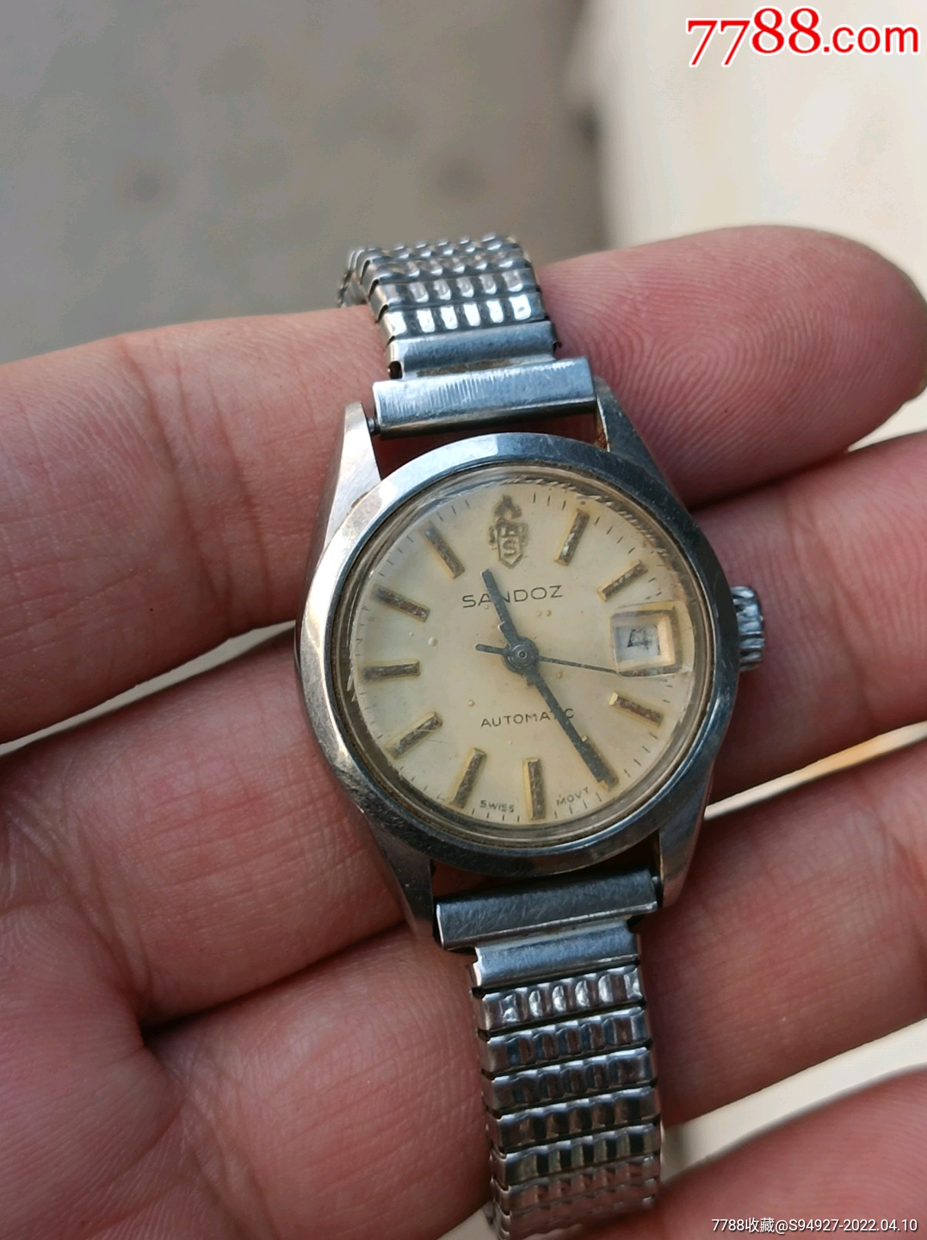 2,卡地亚山度士100手表有石英吗?