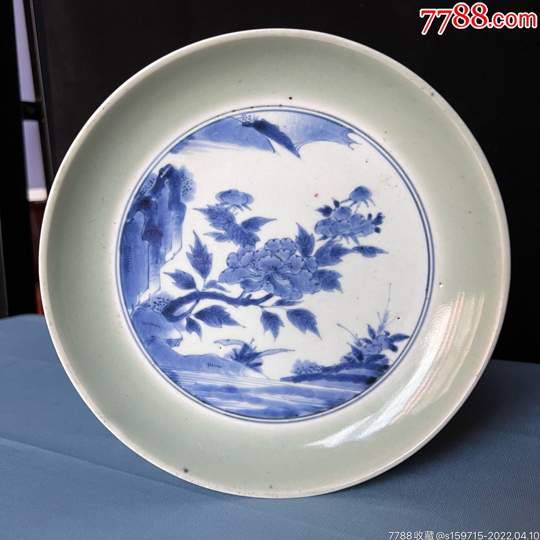 明末清初景德镇窑豆青釉牡丹纹青花盘