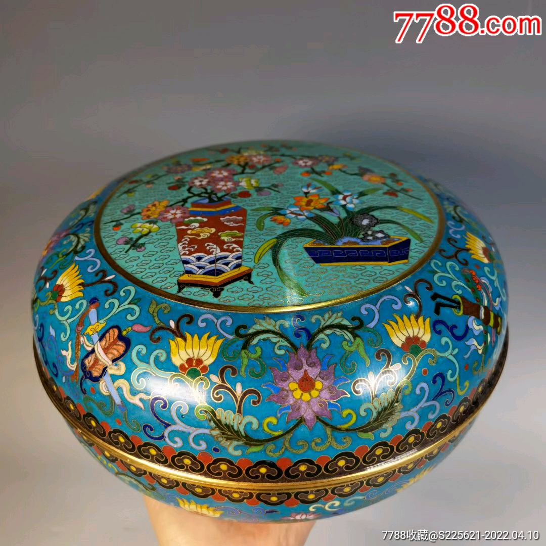创汇时期蓝地开光清供图纹景泰蓝圆捧盒