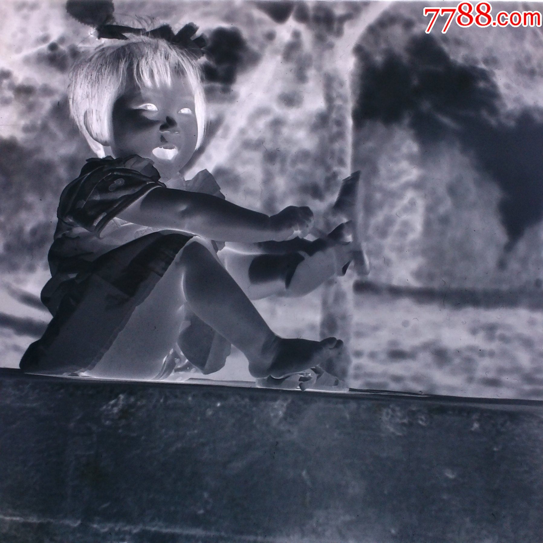 自己穿鞋的小女孩【老底片】_老照片_旧书收藏_回收价格_7788书籍