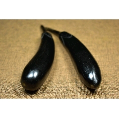 牛角雕刻茄子把件一对