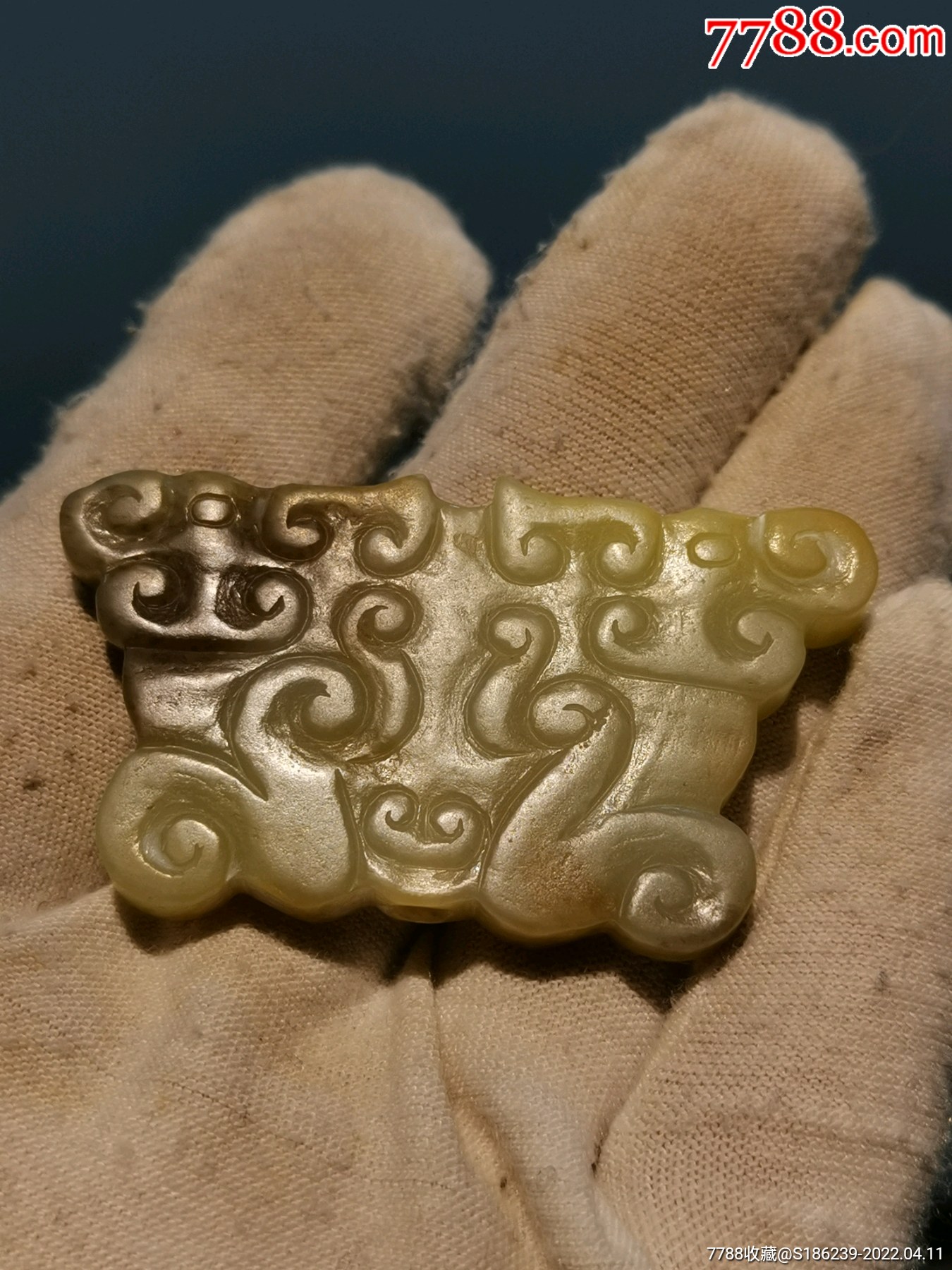 乡下收获饕餮纹双面工玉佩玉质温润工艺精美规格53307mm