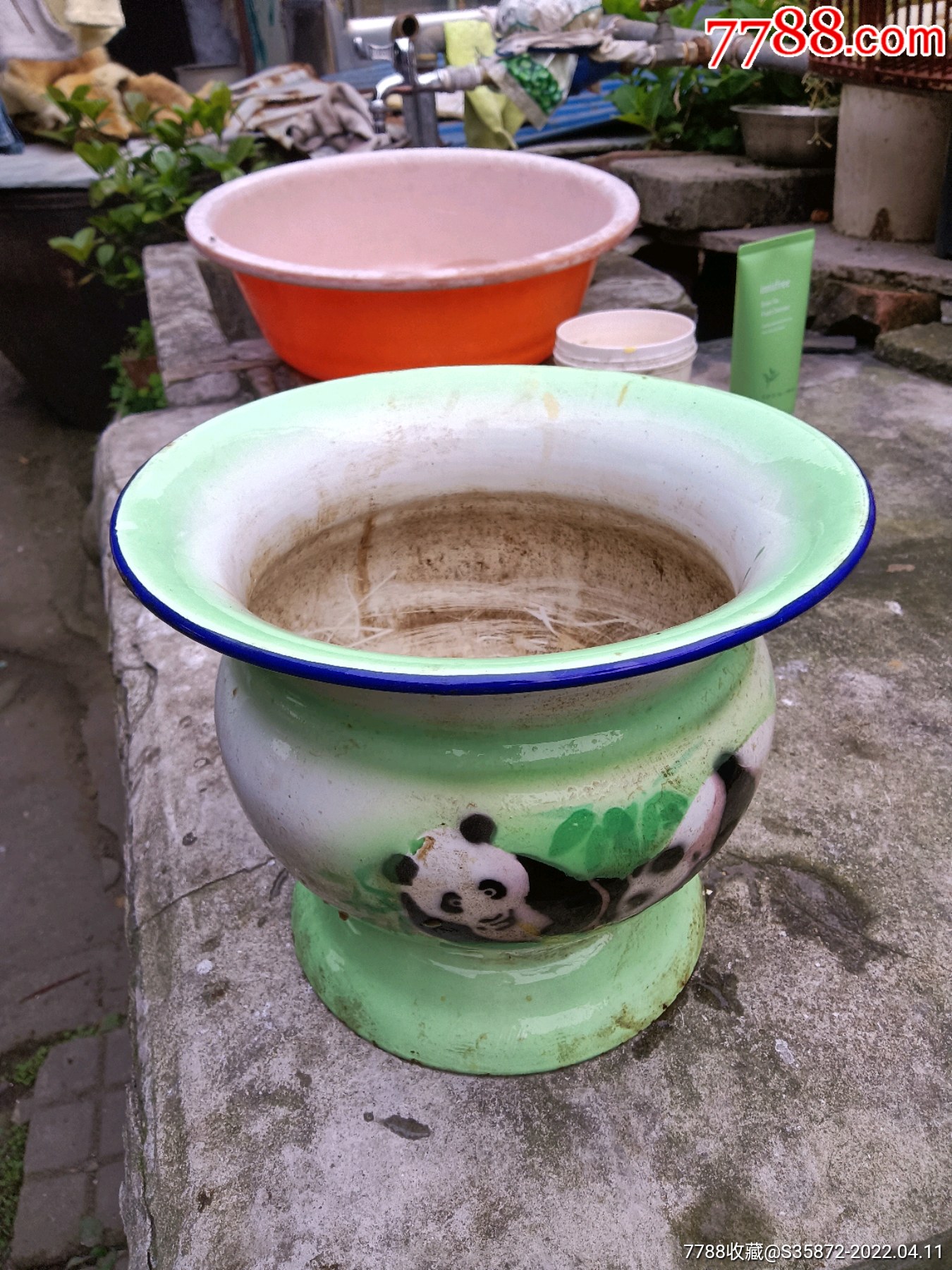 搪瓷熊猫图痰盂