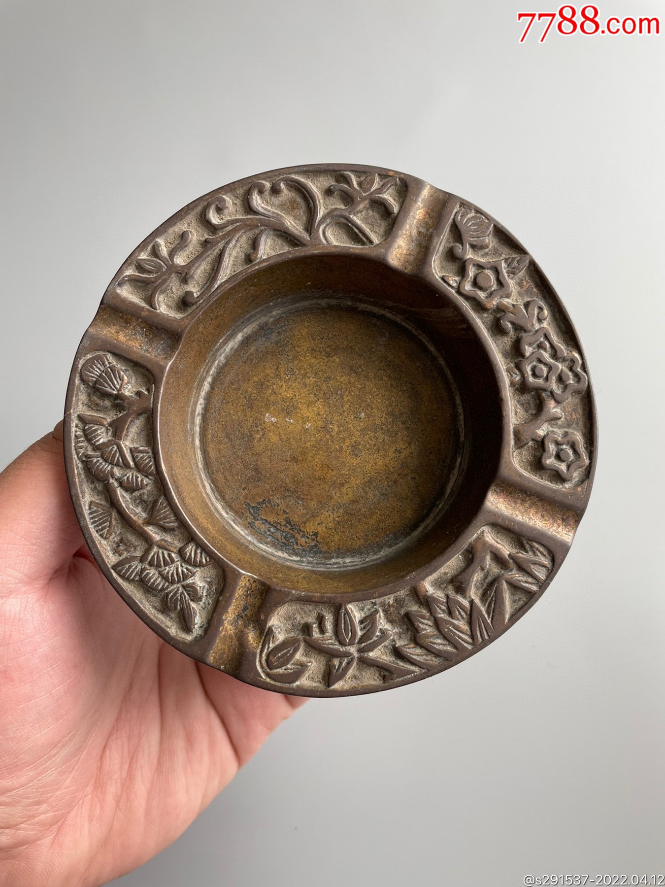 古代黄铜烟灰缸图片