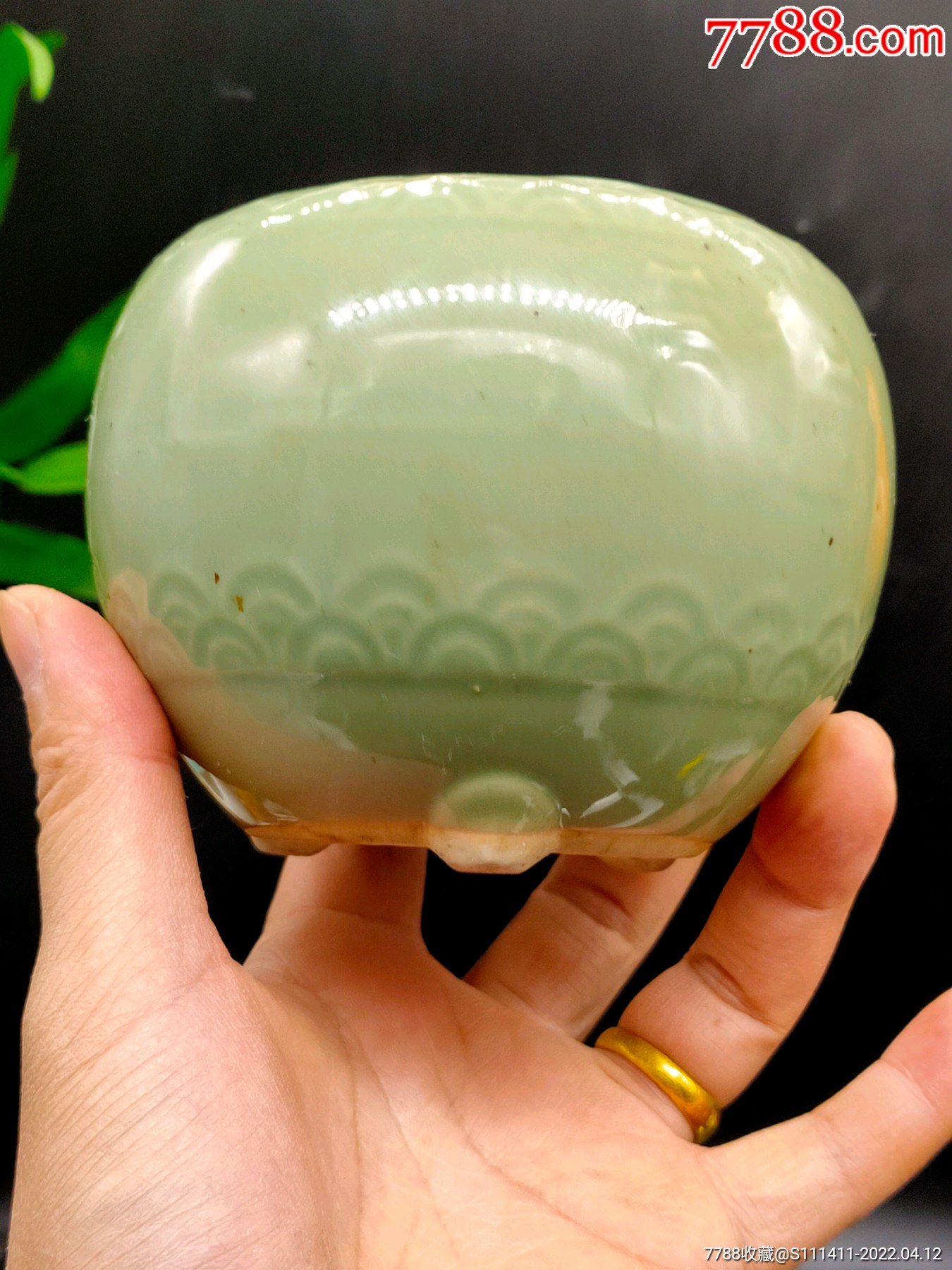 朝鲜李朝时期海水纹三足高丽青瓷香炉一只