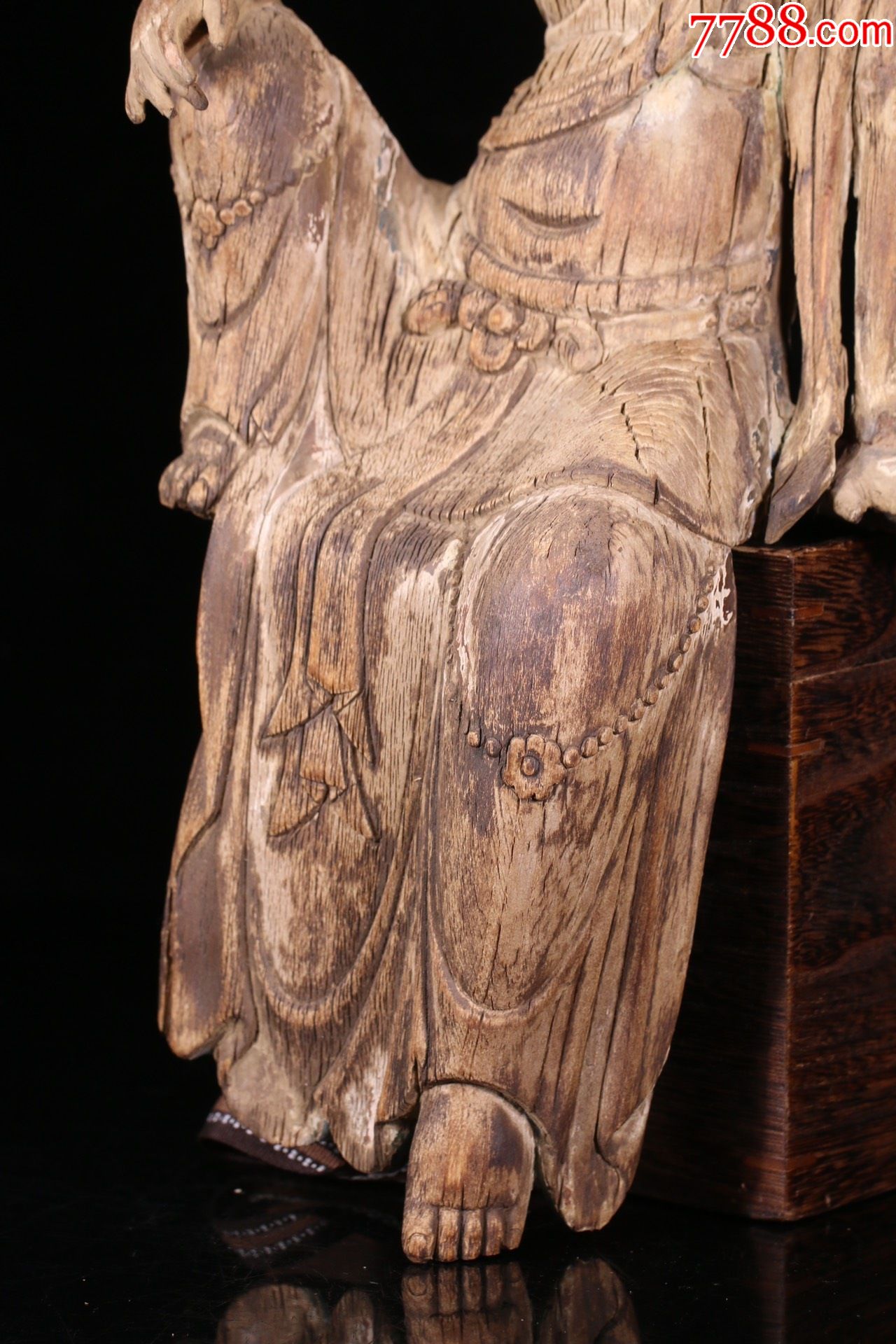 宋代木雕佛像底部特征图片