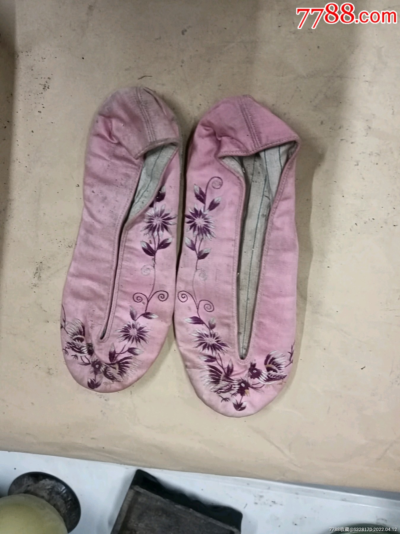 老式绣花鞋一对