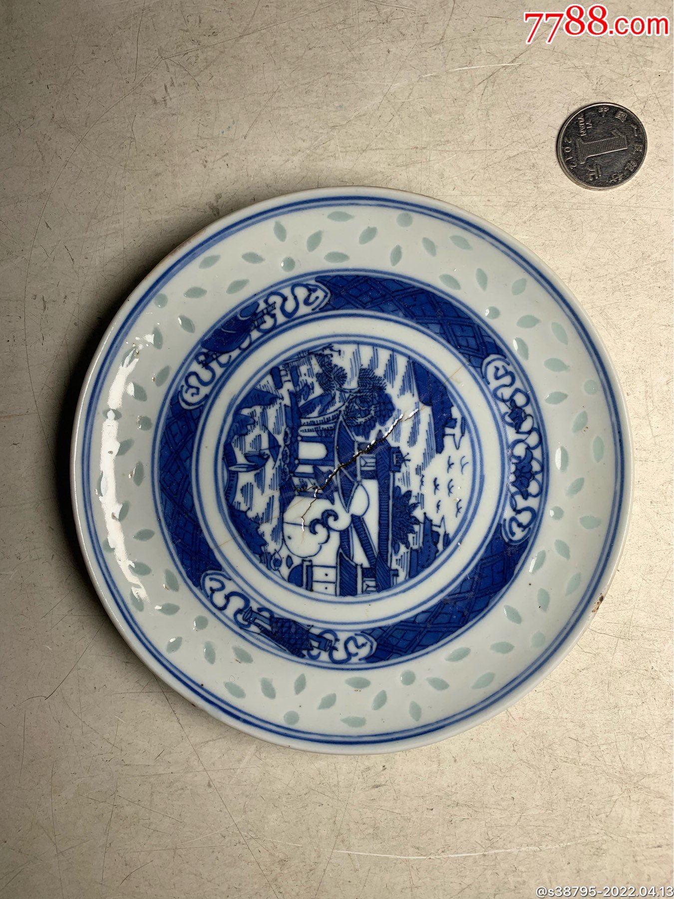 清中晚期青花山水玲珑瓷盘