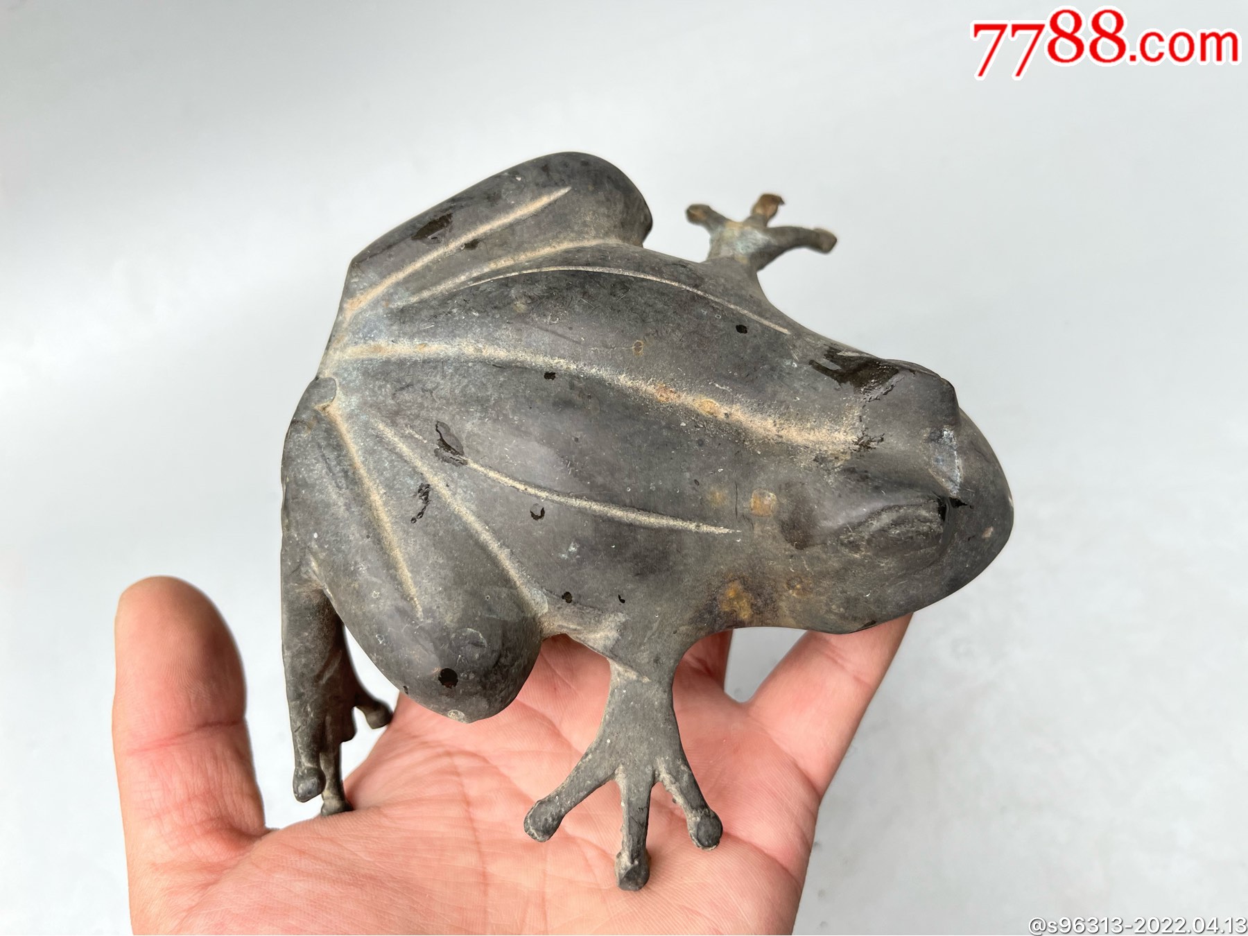 一只铜青蛙摆件