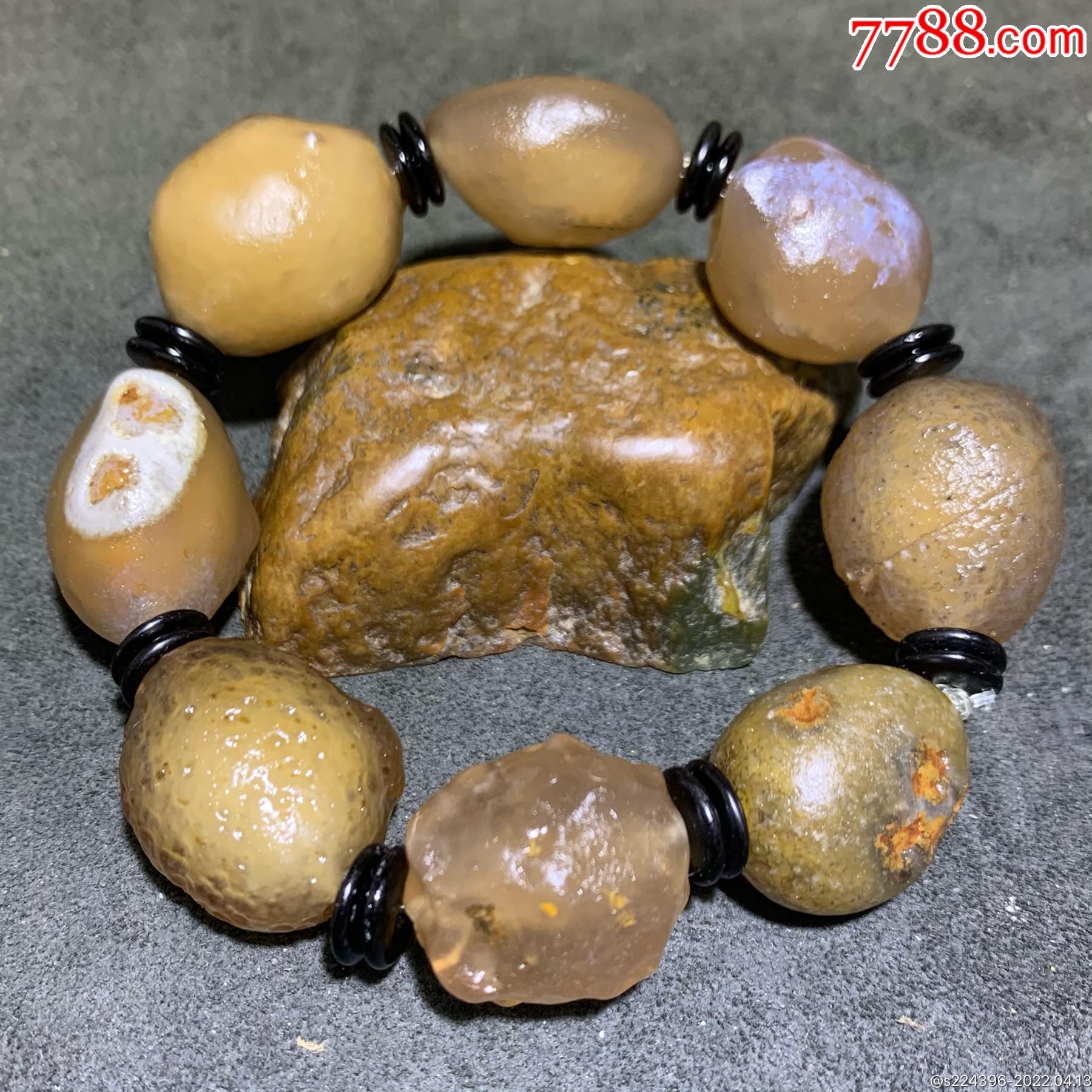 0浏览量:精美天然阿拉善糖心玛瑙原石手串一条,戈壁玛瑙经历了亿万年