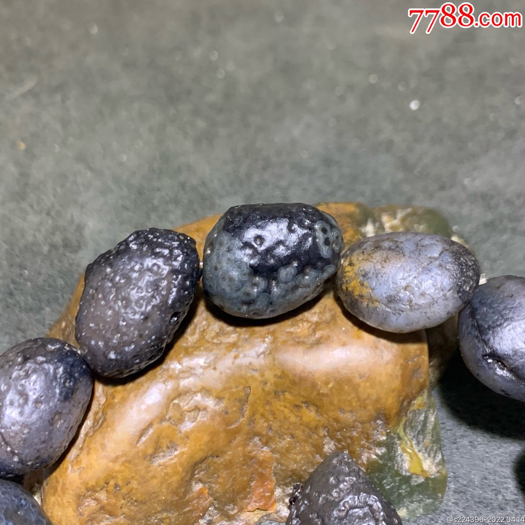 精美阿拉善黑珍珠玛瑙原石手串一条