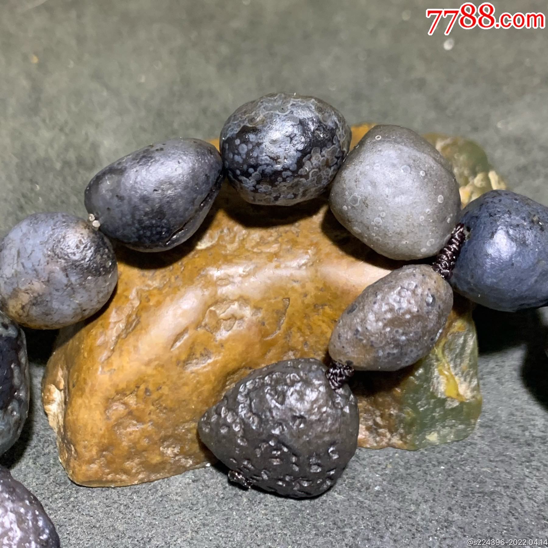 精美阿拉善黑珍珠玛瑙原石手串一条