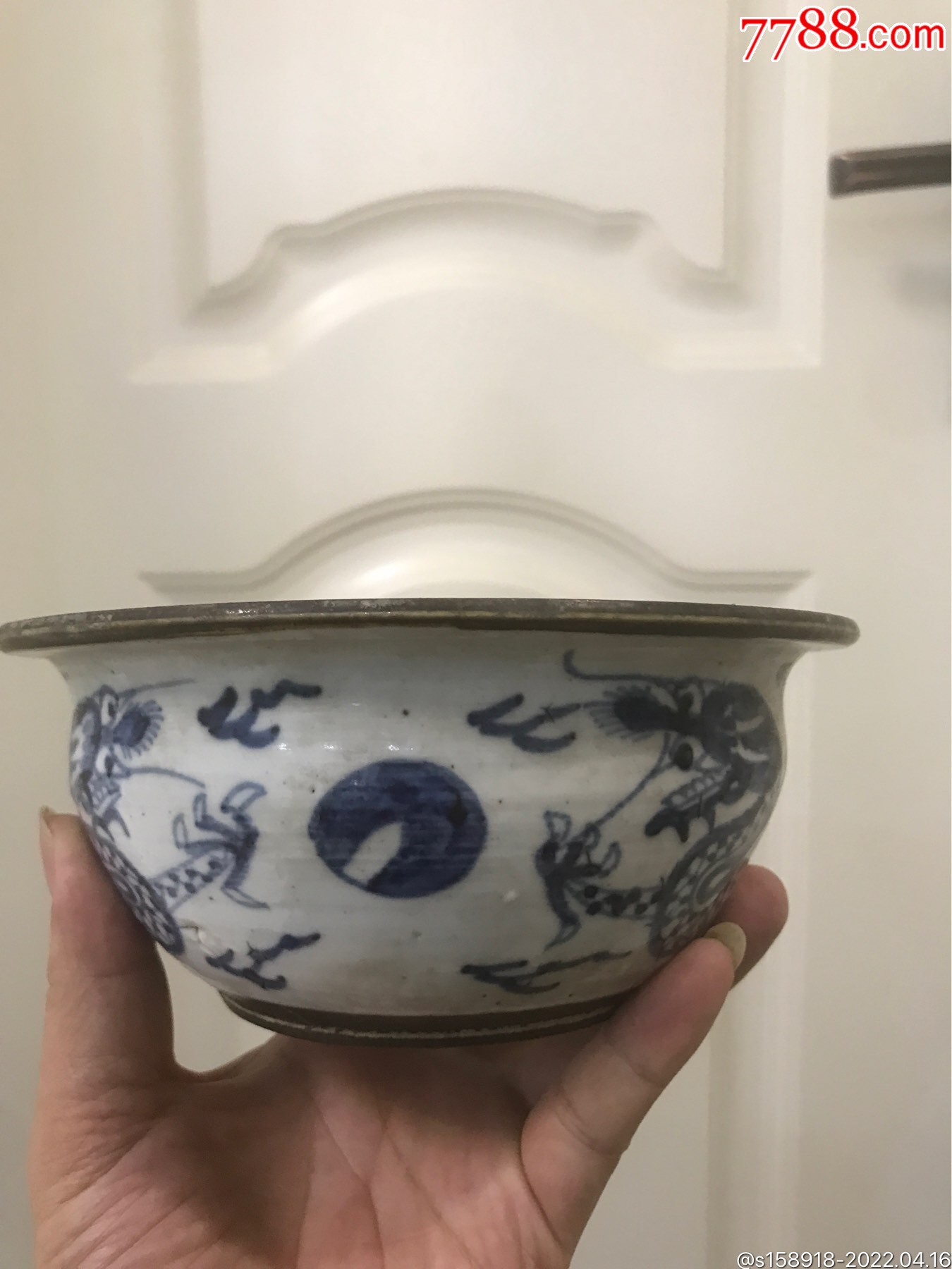 清代双龙戏珠纹酱口青花大香炉