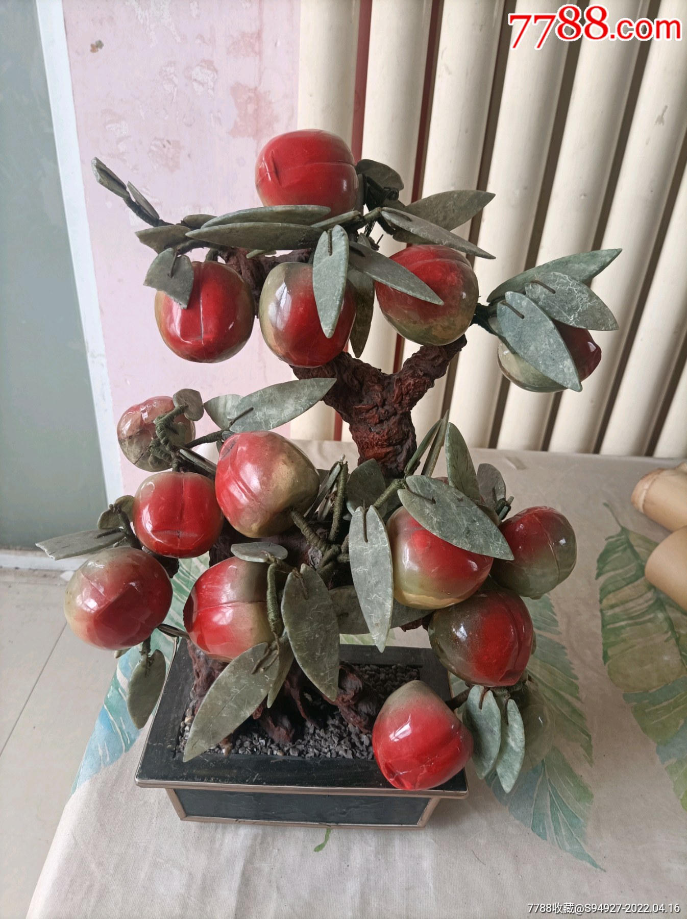 一棵玉石寿桃盆景