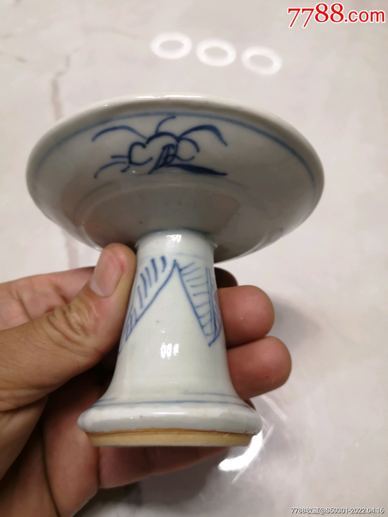 清中期嘉庆左右青花缠枝莲高足供盘