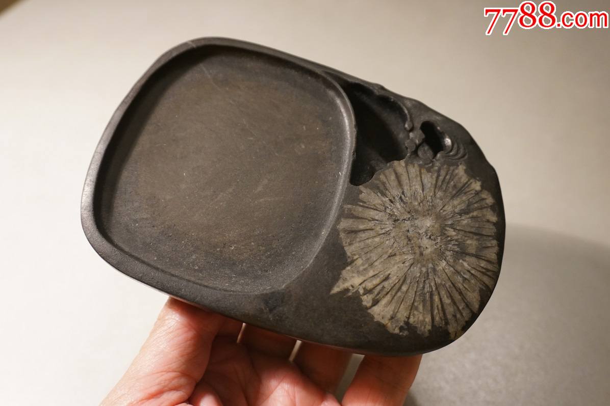 2砚:13.5x9.4x2.2,浏阳菊花石砚,器型饱满规整,砚额有天然菊花一朵,案