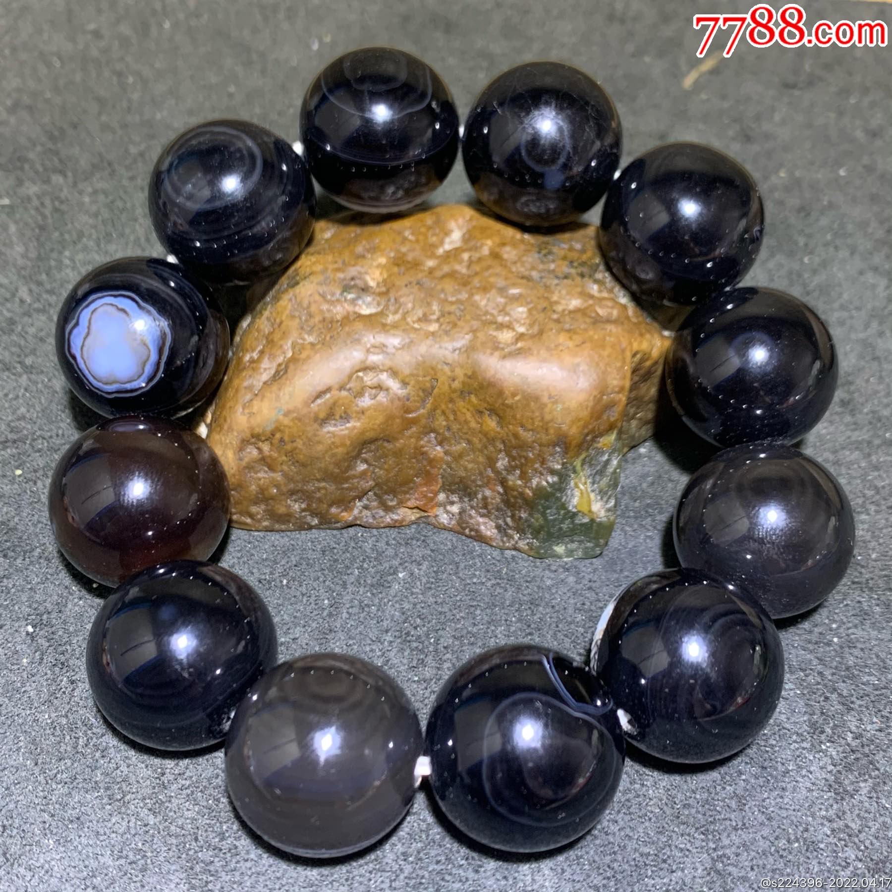 精品药师玛瑙俏色巧雕熊猫大手串一条