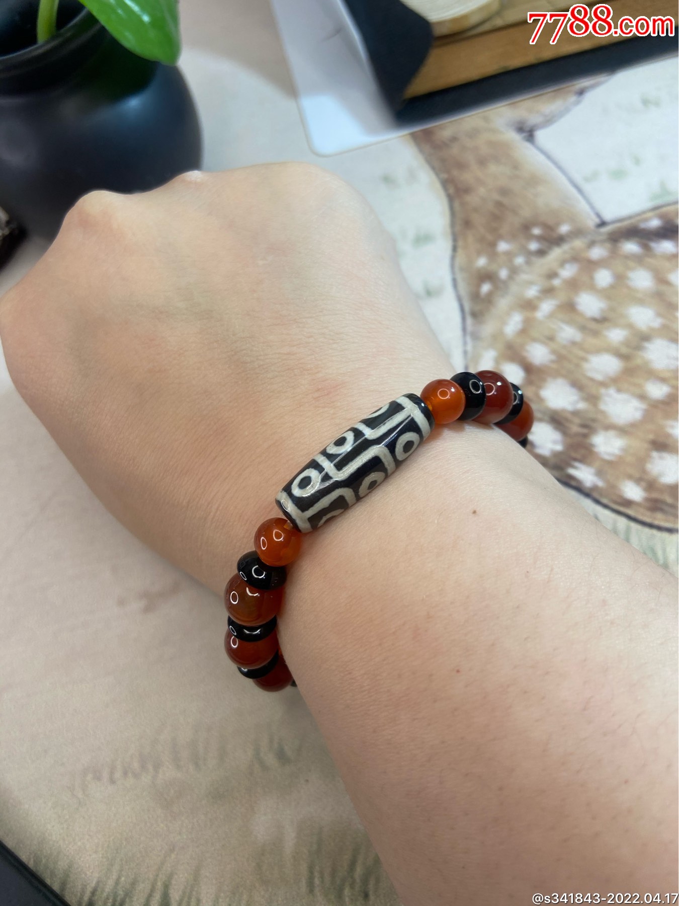 南红玛瑙手串卡89mm的中间为九眼天珠玛瑙的感兴趣的话点我想要和我