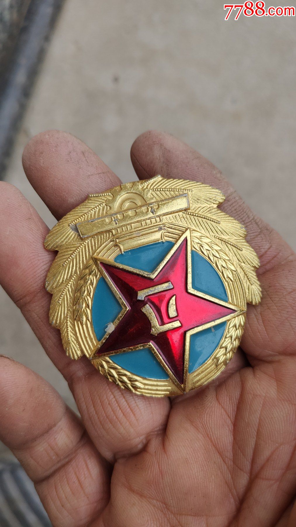 肩袖领章帽徽一个五角星中间文字八一