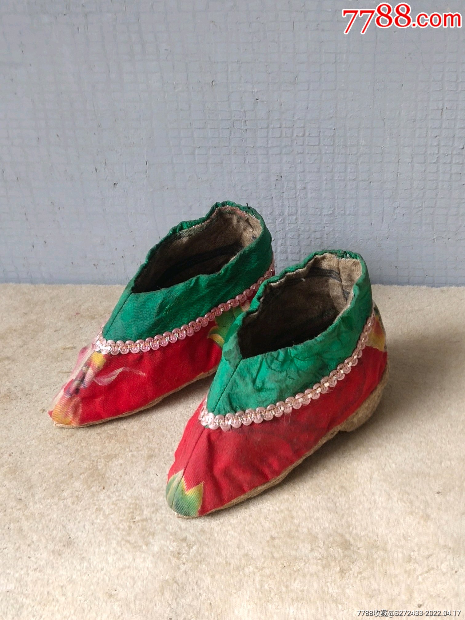 小脚老太太绣鞋一双保存完好