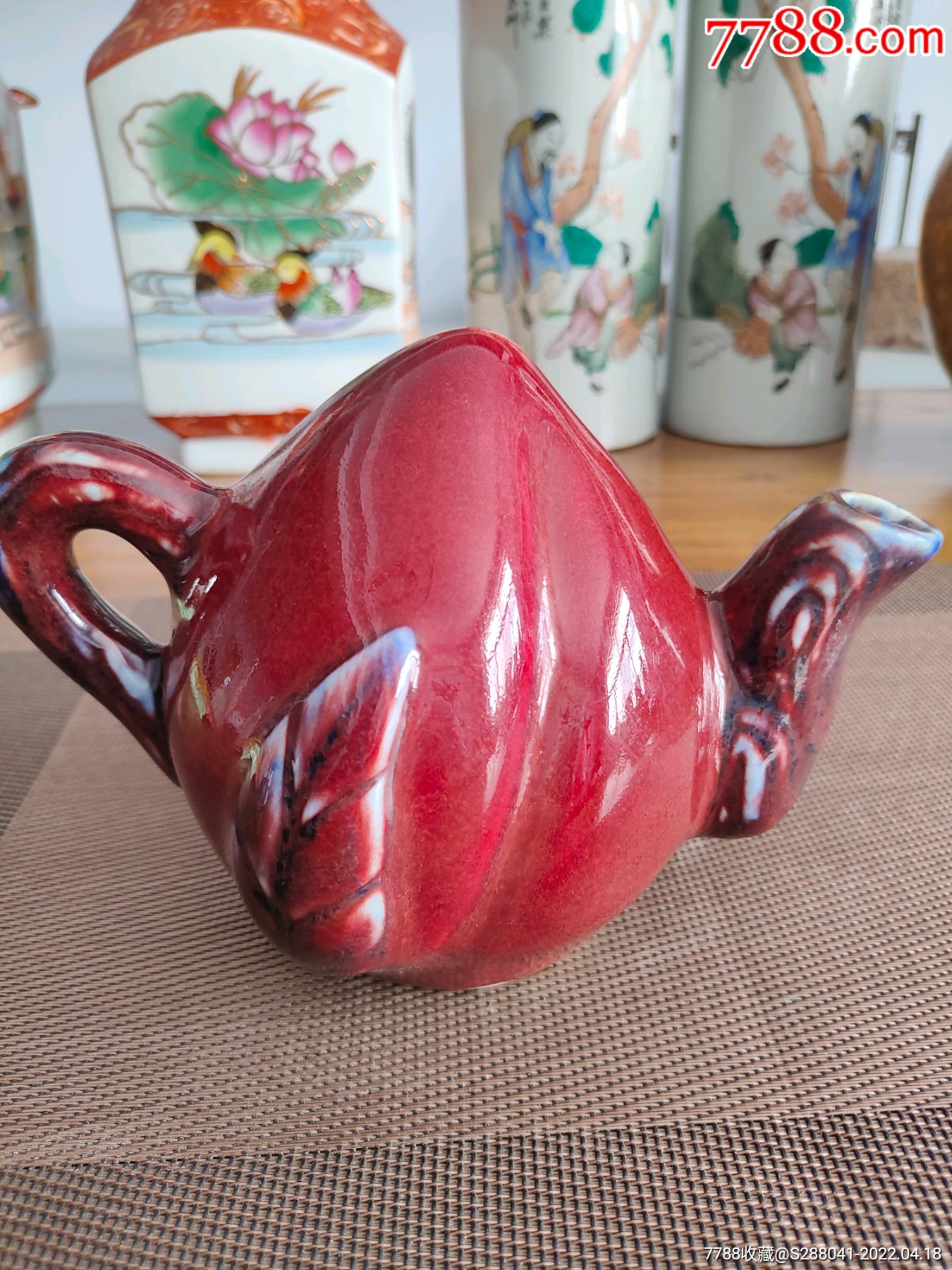 单色红釉洒蓝寿桃倒流壶